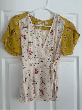 Meadow Rue by Anthropologie Cream, Yellow Floral Wrap Top Size 0